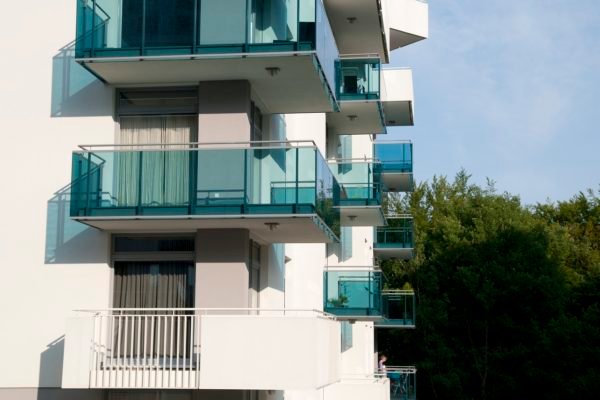 bloc tamplarie gealan si balustrade sticla securizata