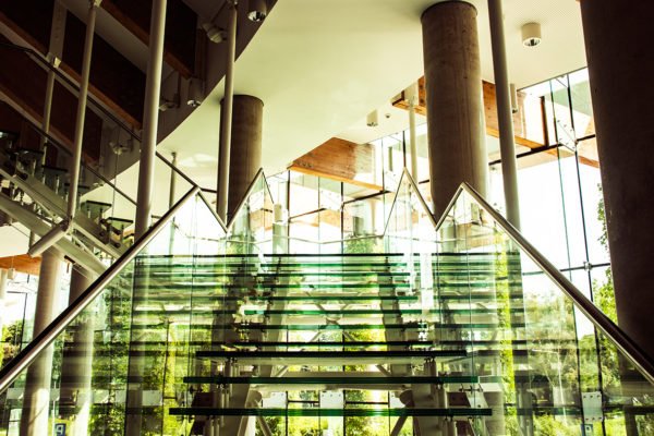 scara interioara cladire si balustrada din sticla securizata