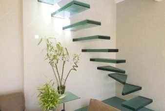 scara interior minimalista construita sticla securizata